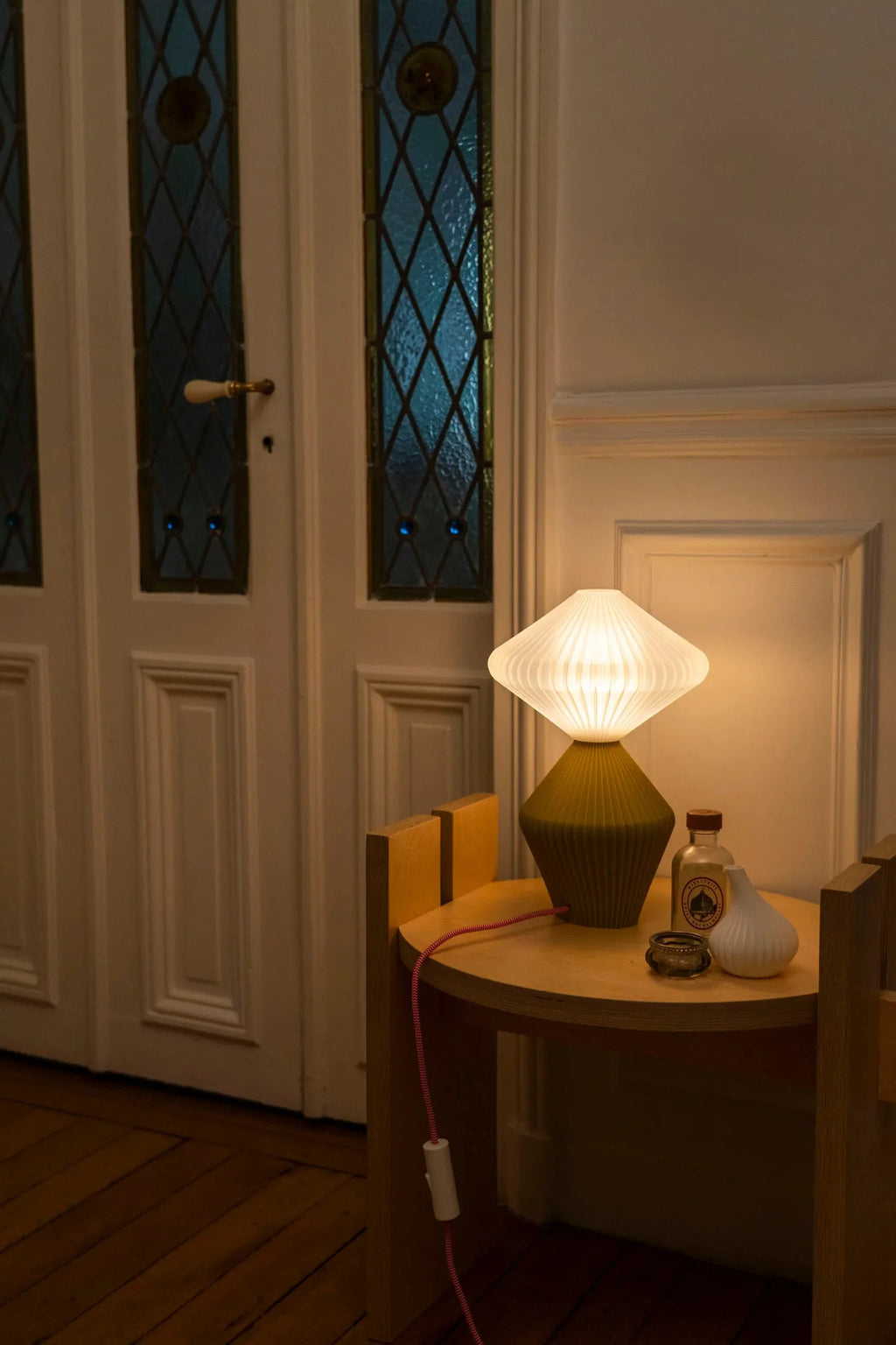 Lampe à poser 'Marie-Lee' kaki clair – câble rouge & blanc