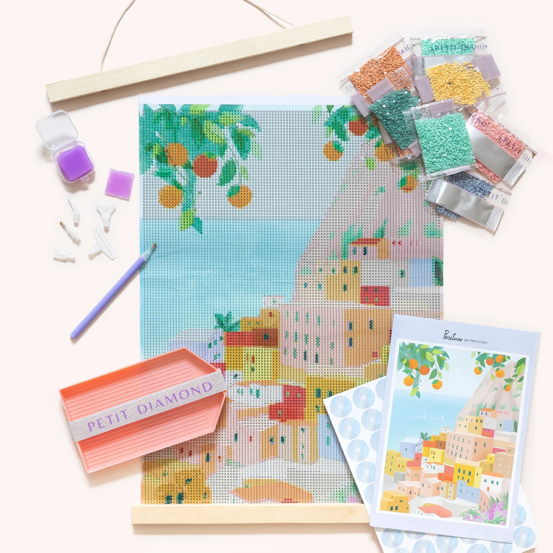 Accessoires inclus : stylet à diamanter, embouts, sachets de diamants et baguettes en bois.