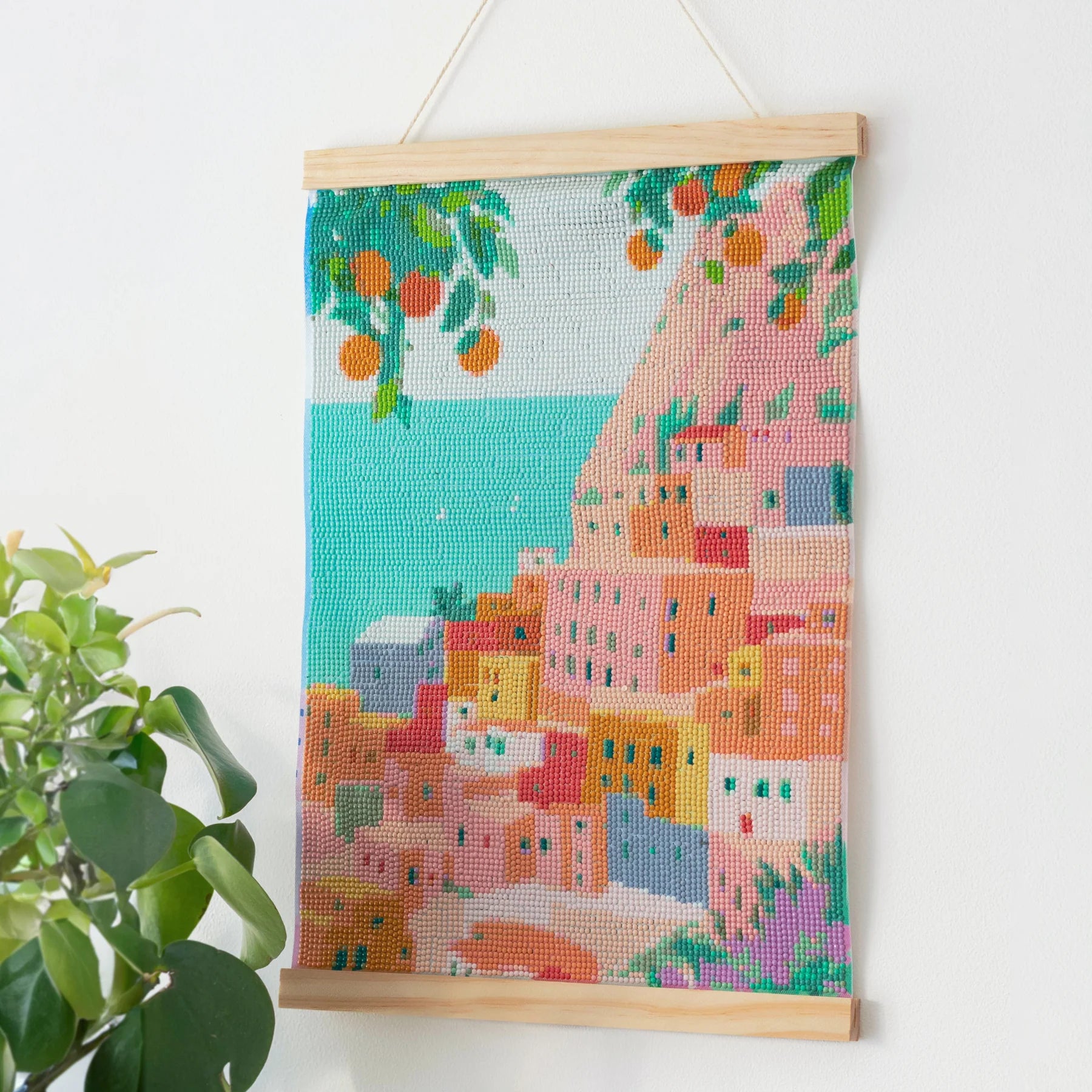 Mockup du tableau fini Diamond Painting Positano exposé dans un intérieur, décoration murale DIY.