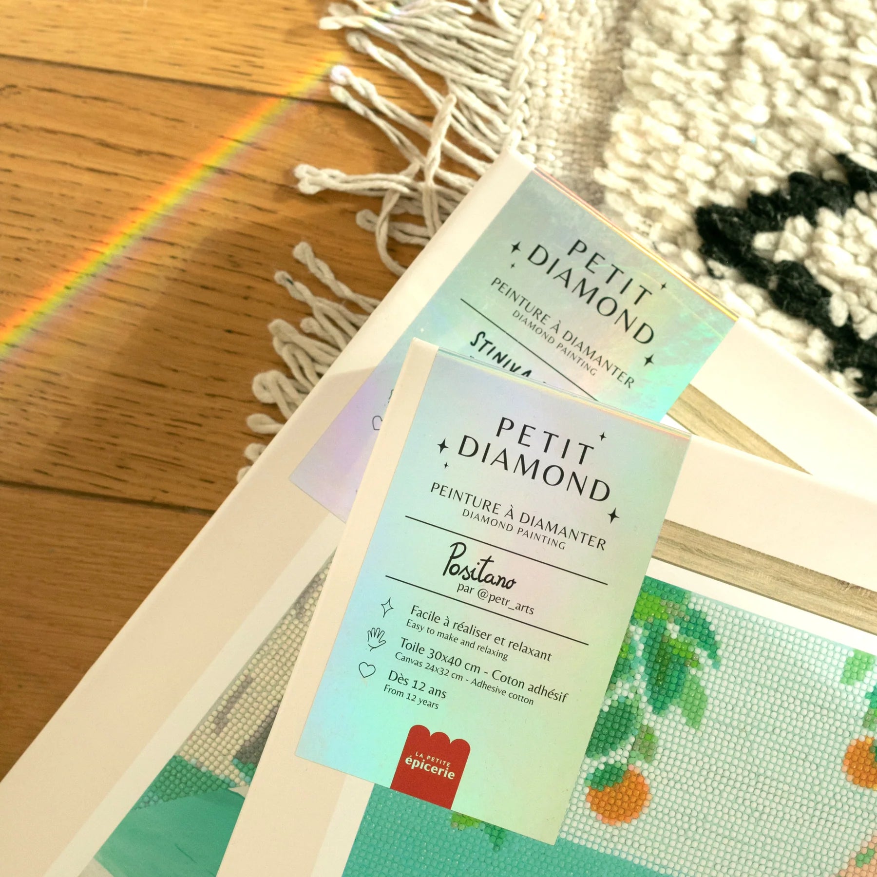 Zoom sur l’étiquette du packaging du coffret « Petit Diamond – Diamond Painting Positano », montrant la marque, référence et informations produit.