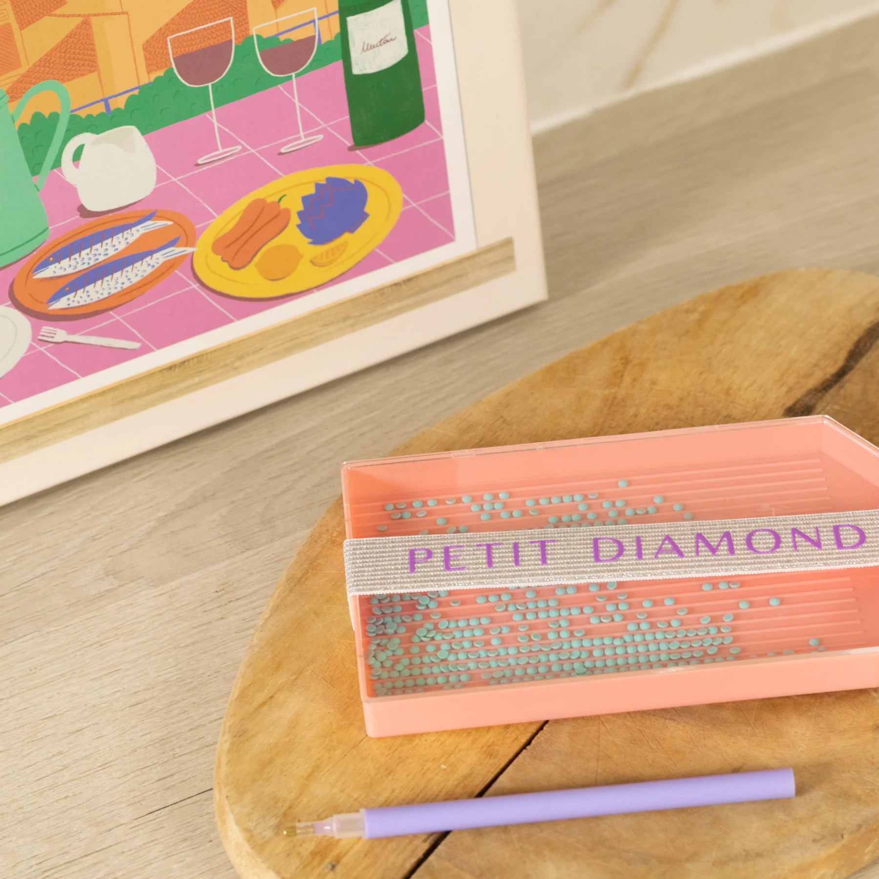 Accessoires inclus : stylet, embouts, sachets de diamants et bâtons en bois pour kit Diamond Painting Menton.