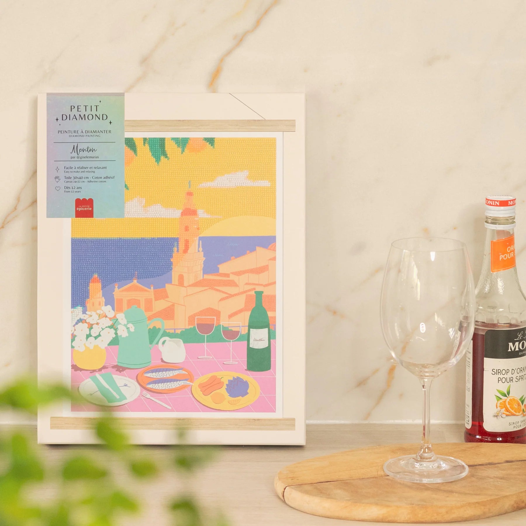 Coffret Diamond Painting Menton présenté dans une pièce, montrant le kit prêt à l’emploi pour décoration murale et activité DIY.