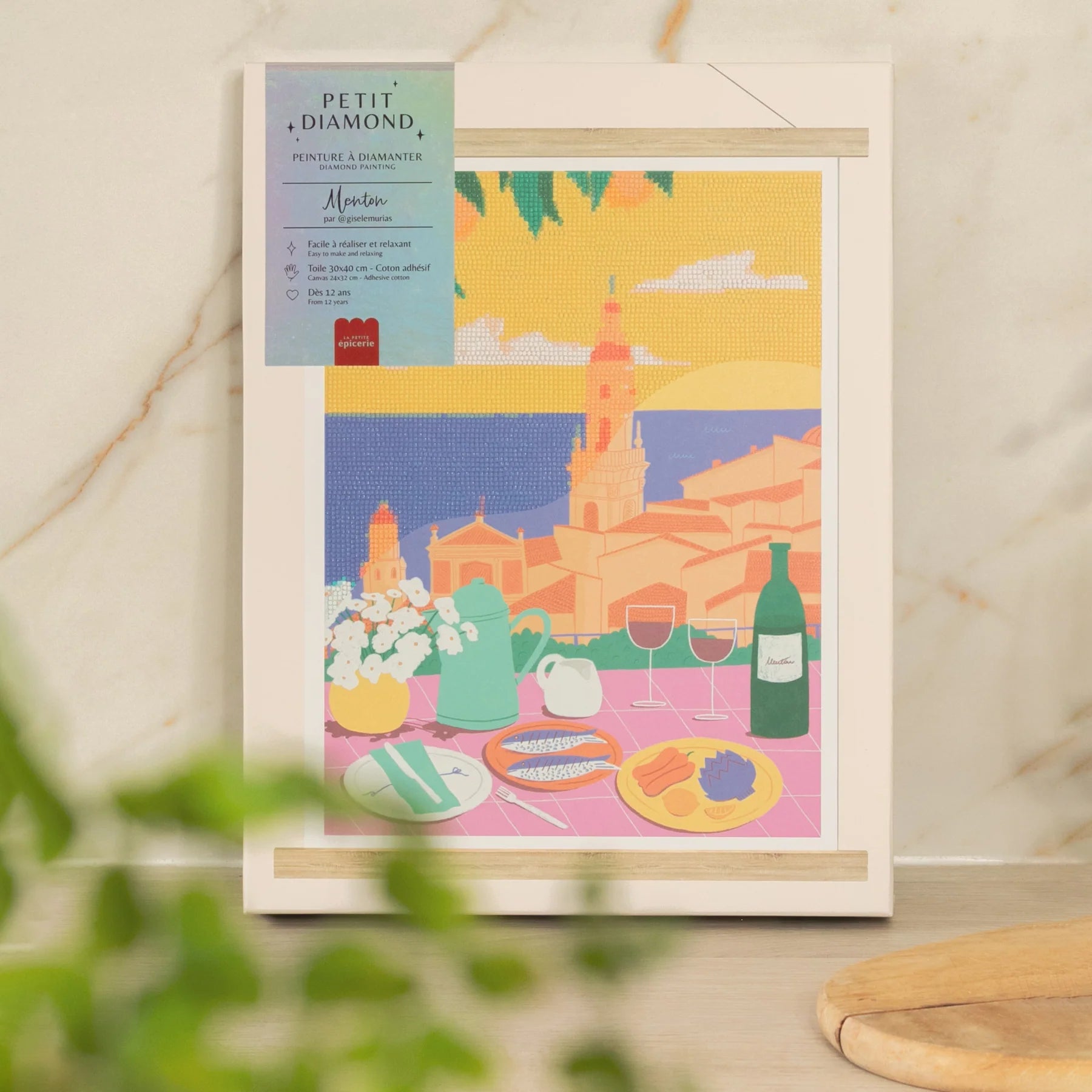 Mockup du tableau fini Diamond Painting Menton exposé dans un intérieur, décoration murale DIY et loisirs créatifs.