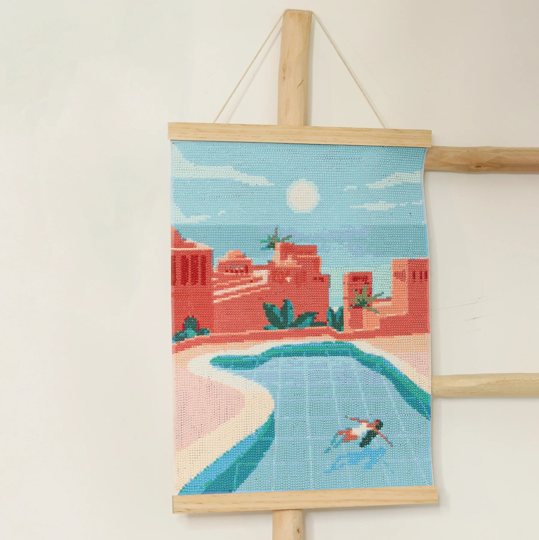 Mockup du coffret « Petit Diamond – Diamond Painting Tenerife » montrant la toile finie exposée dans un intérieur, strass étincelants, décoration murale DIY.