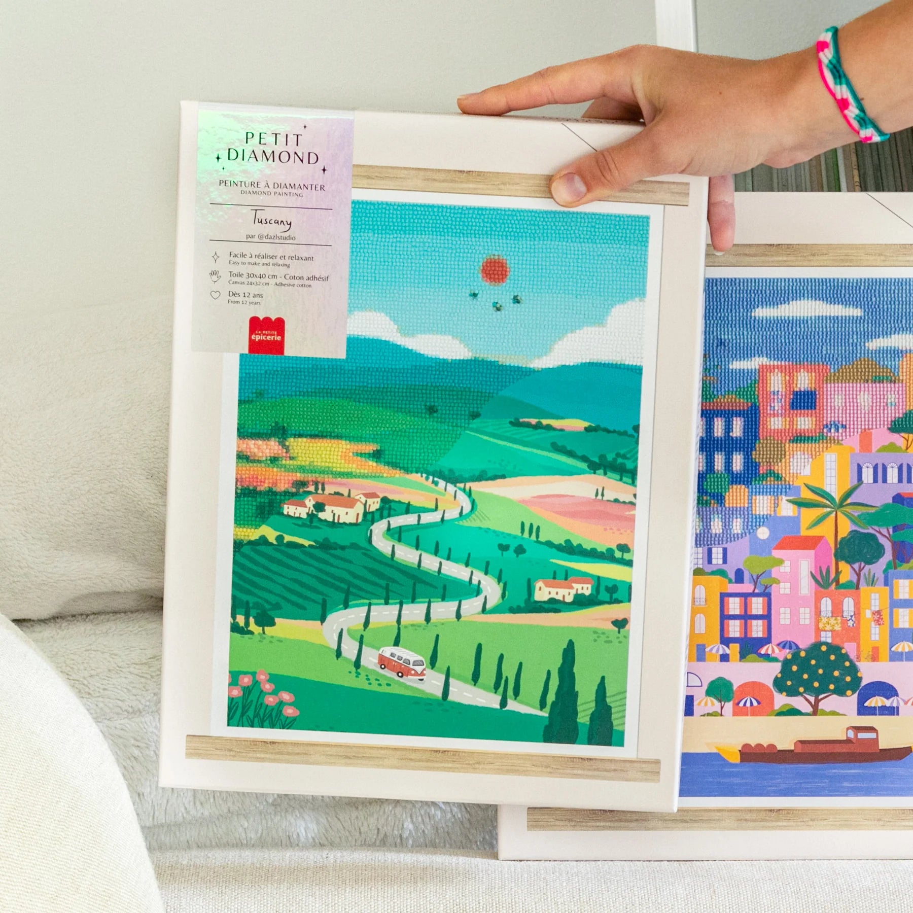 Mise en scène du kit Diamond Painting Tuscany décoré dans un intérieur cosy, activité DIY et décoration murale.