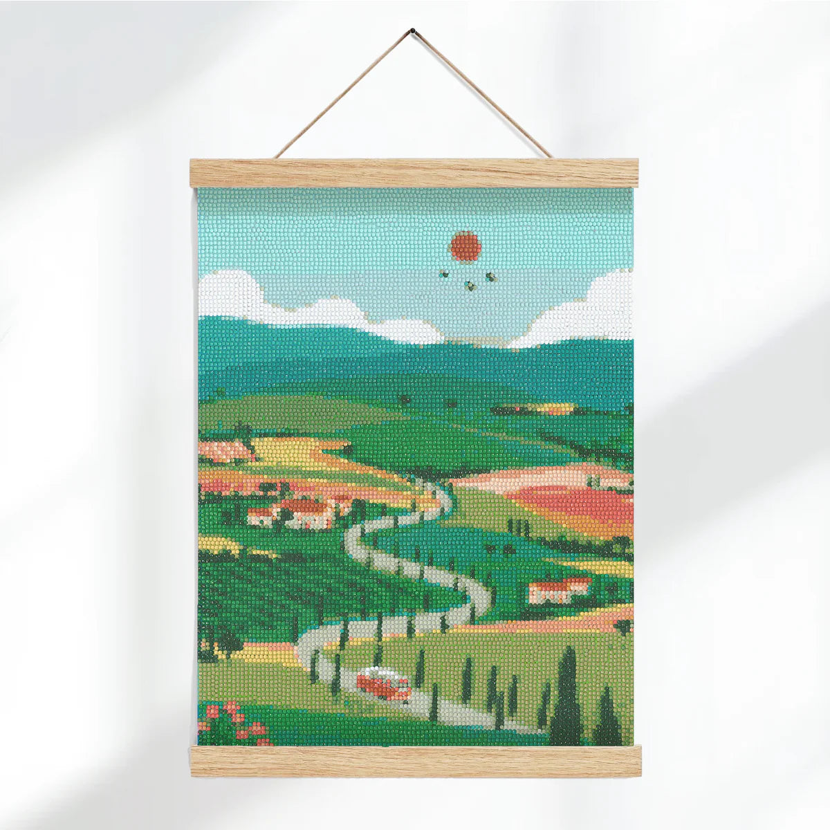 Toile finie du coffret « Petit Diamond – Diamond Painting Tuscany » avec strass brillants, encadrée et exposée.