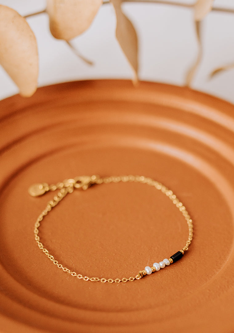 Baya Bracelet - Freshwater Pearls &amp; Black Agate